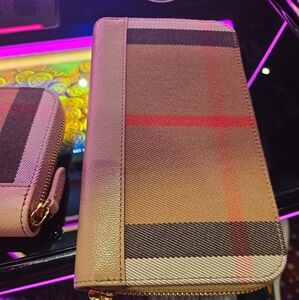 Womans burrberry zip up wallet